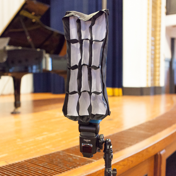 後方から照らすのはグリッドを付けたFlashBender