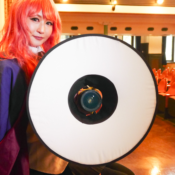 roundflashはこのようにレンズを中心に通して、大きなリングライトとして使える