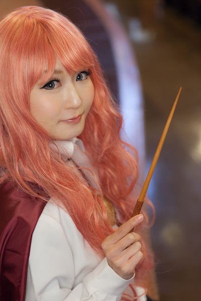 手持ちで上から撮影。リング型のキャッチライトが入った。背景の床のテカリも美しい