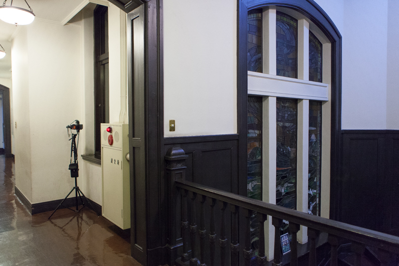 ステンドグラスを後方から2灯で照らす