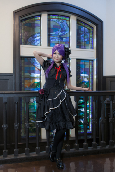 ステンドグラスへの照射無し（左）とあり（右）の違い。ステンドグラスは光が差し込まないとあまり絵にならない