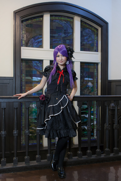 ステンドグラスへの照射無し（左）とあり（右）の違い。ステンドグラスは光が差し込まないとあまり絵にならない