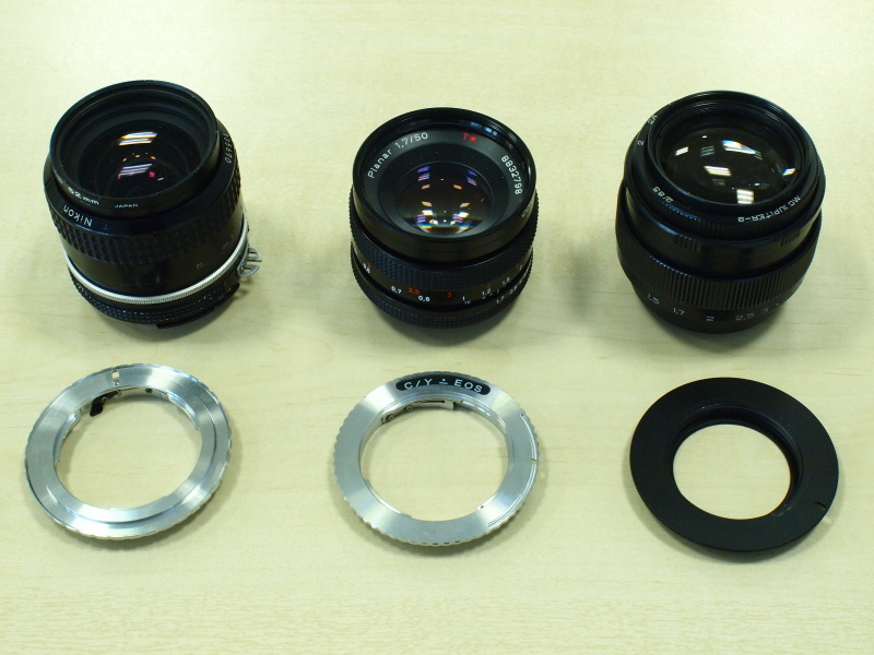 各種マウントアダプター（左からNIKON Fマウント-EFマウントアダプター、コンタックスヤシカマウント-EFマウントアダプター、M42マウント-EFマウントアダプター）