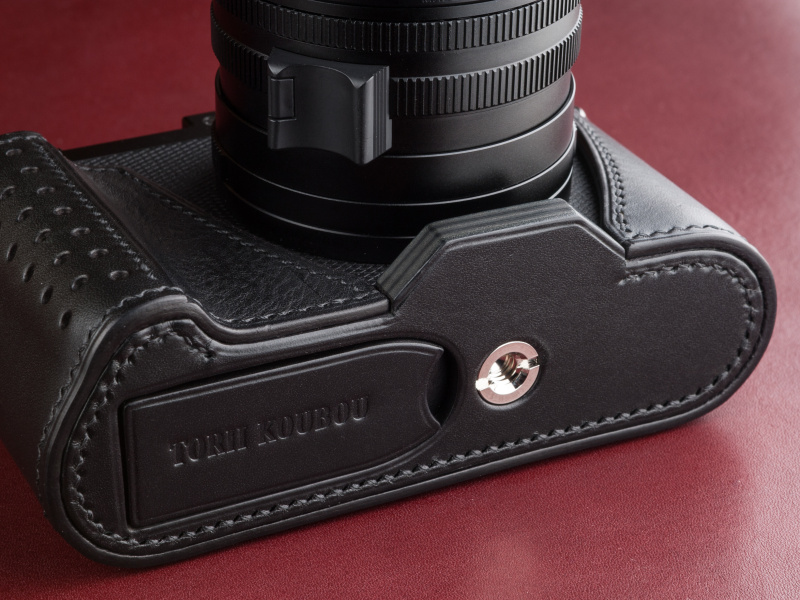 鳥井工房初の底蓋仕様を採用した。三脚ネジの隣が蓋になっている