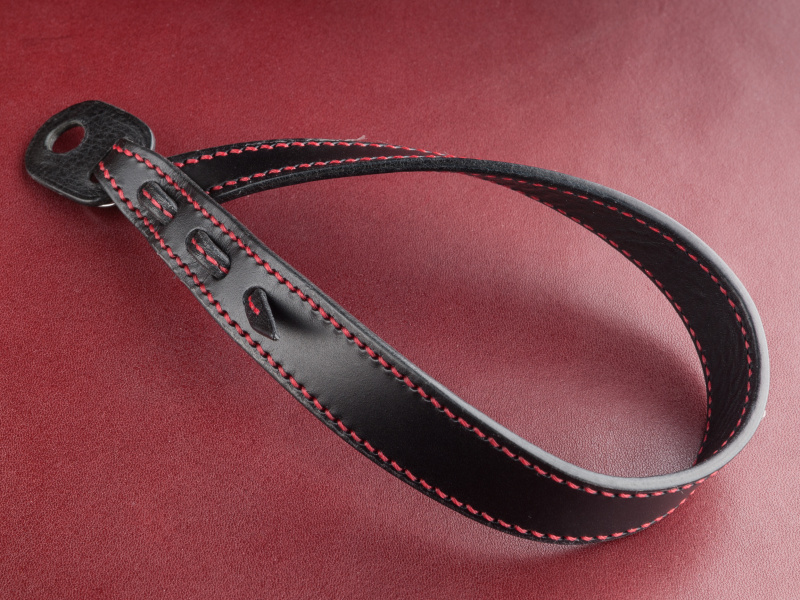 Queアームパーツワイドは税込7,800円。パーツという呼び方だが、いわゆるハンドストラップだ