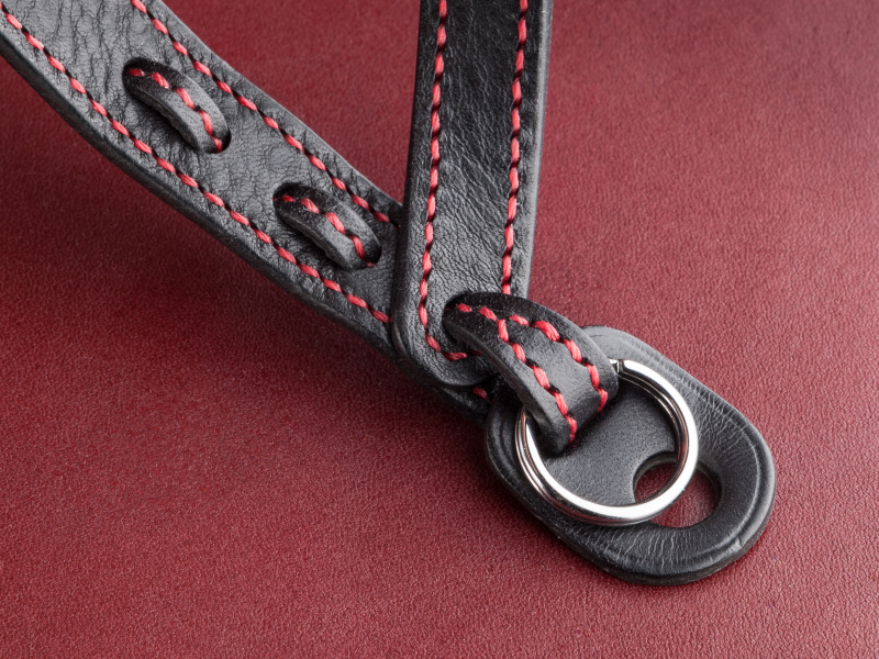 カメラへの取り付けは二重リングを採用。保護用のレザーパッチも付属する