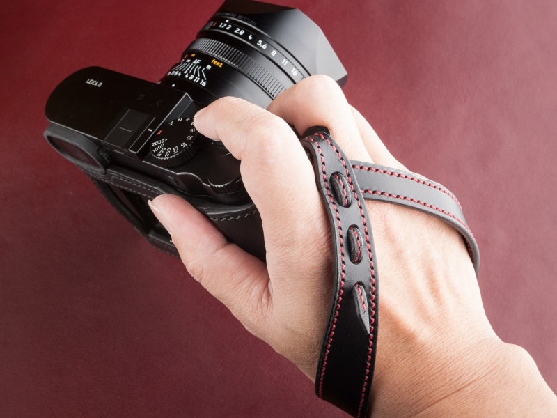 カメラと手首をしっかりホールドしてくれるストラップだ