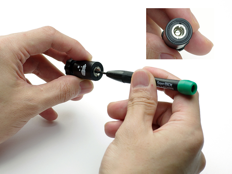 雲台の底部（内部）にあるネジを使ってトルクを調整する