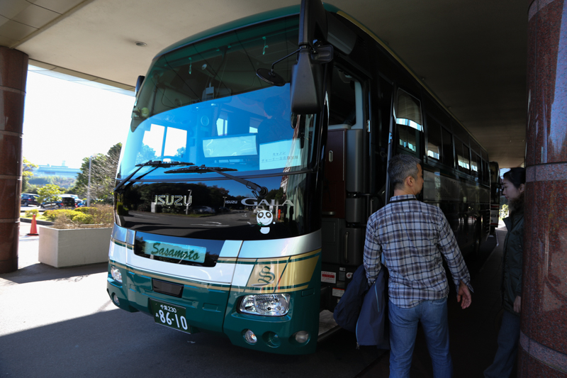 このバスでJAL整備センターに向かいます。もちろん、事前の許可なく立ち入れない場所です。