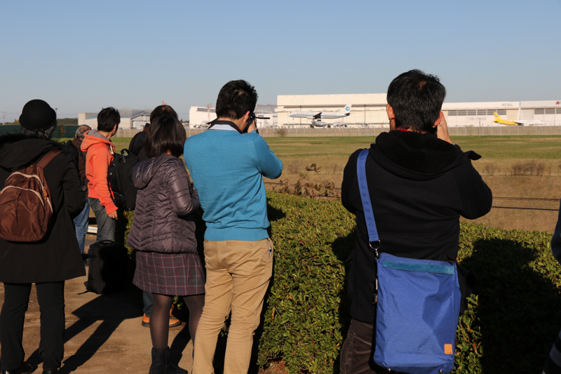 A滑走路に並行する三里塚さくらの丘公園。我々以外にも多くの撮影者がカメラを構えていました。