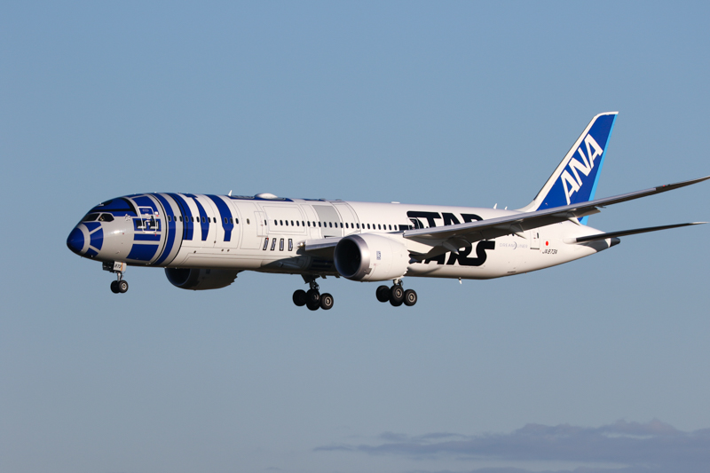 お目当のR2-D2 JET。午前中JALにあれだけお世話になりながら、ここではANA機に歓声が上がります。