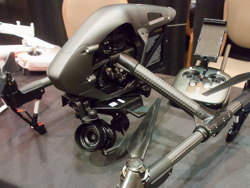 背後にあるリモコンを含めてブラックカラーに仕上げられている