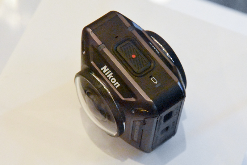 上から。NIKKORのロゴも見える。