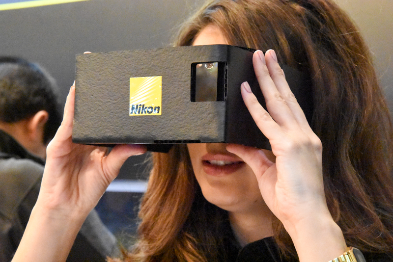 会場には、NIKONロゴ入りのVRスコープもお目見え。スマートフォンによる全方位画像を表示、VRを訴求していた。