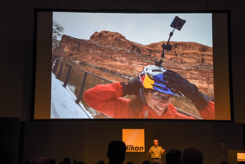 こちらはヘルメットに取り付けて。