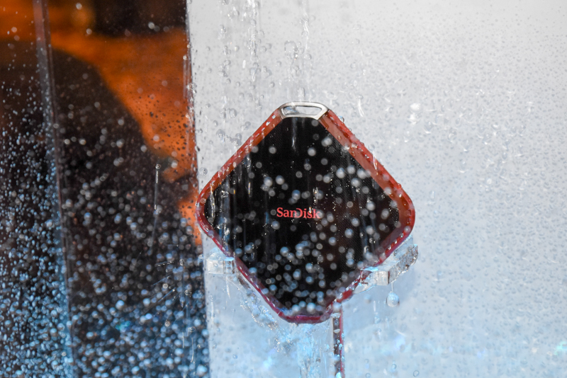 ポータブルSSDが水流にさらされていた。撮影中のアクシデントからバックアップした画像を守るという。