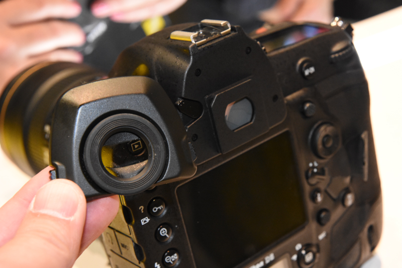 アイピースアダプターDK-27は取り外しが可能。レインカバー装着済みのDK-27を用意しておけば、レインカバーを素早く装着できる。