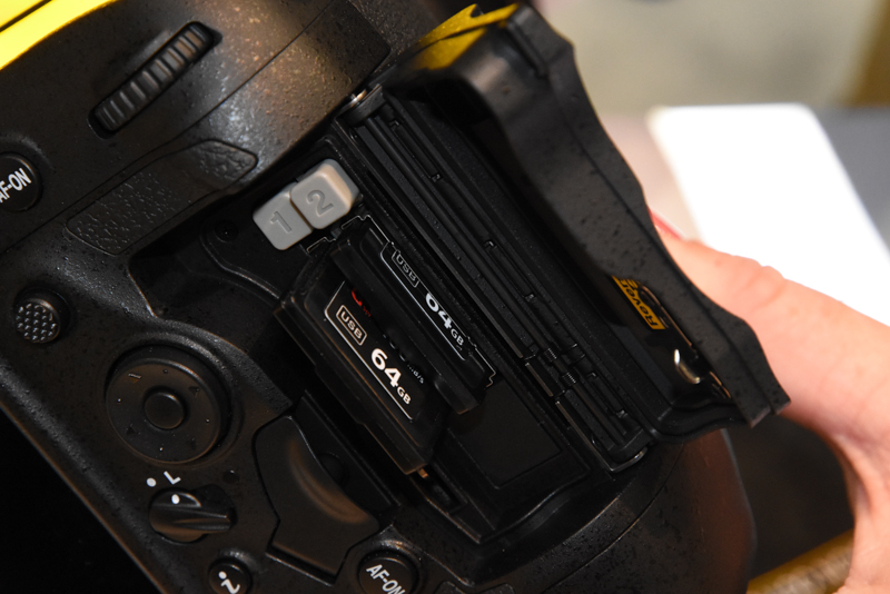 写真のXQDカードダブルスロット仕様のほか、CFダブルスロット仕様も購入時に選択できる。