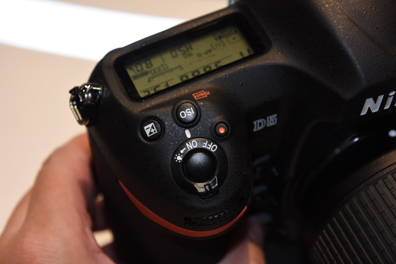 シャッターボタン周り。ボタン配置はD500に似ている。