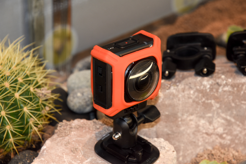 KeyMission 360。オレンジ色のボディジャケットを装着している。