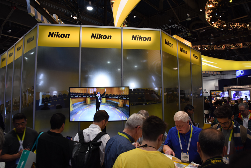 ニコンブース内にガラスで囲われた一角が。