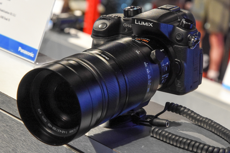 正式発表されたLEICA DG VARIO-ELMAR 100-400mm F4.0-6.3 ASPH. Telephoto-Zoom。LUMIX GH4に装着されていた。
