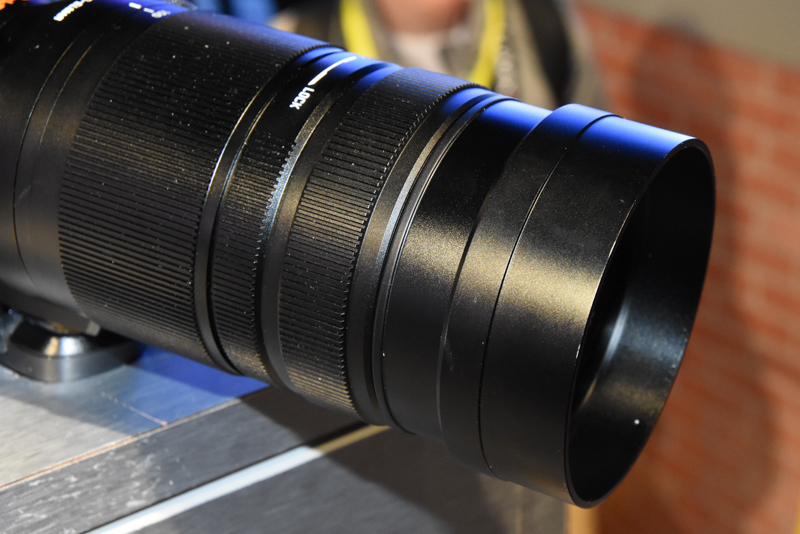 レンズフードはスライド式。先端から引き出す。