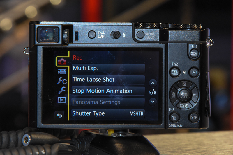 背面。右上に4Kフォトボタンが見える。Fn（ファンクション）ボタンも充実している。