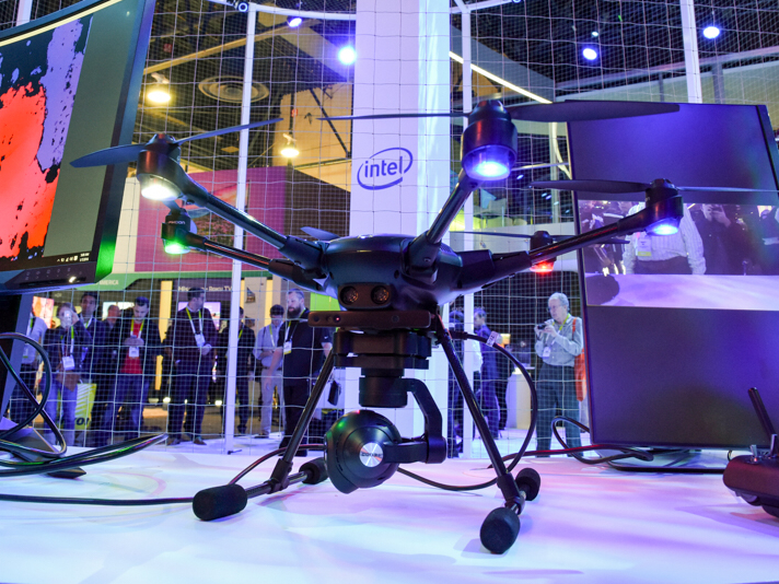 CES 2016のインテルブースでドローンの飛行デモと展示が行われた（編集部撮影）