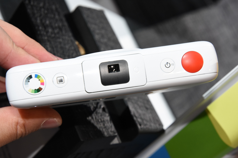 中央が電源ONスイッチを兼ねる折り畳み式の光学ファインダー。