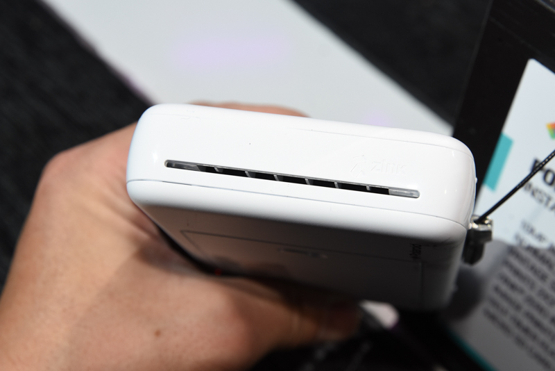 ZINKフォトペーパーの排出スロット。