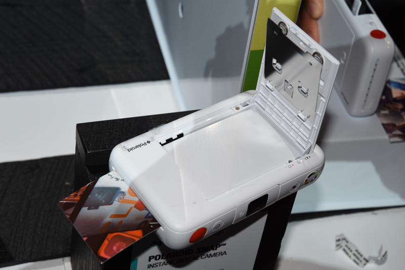 ZINKフォトペーパーは背面に装填する。