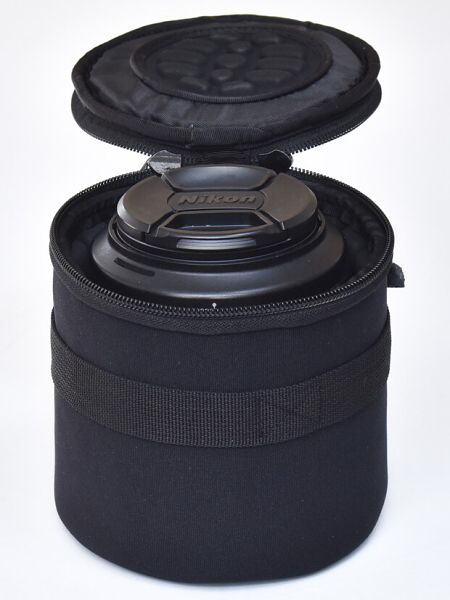 レンズにフードを逆付けした状態で入れてみる。直径方向にはわずかに余裕があるが、一見すると長さ方向は閉まりにくそうに見える