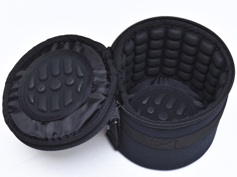 ポーチ内側には側面はもとより、蓋と底面にもエアーセルがある。歩行時の上下動や万が一の落下時でも衝撃を緩和してくれる