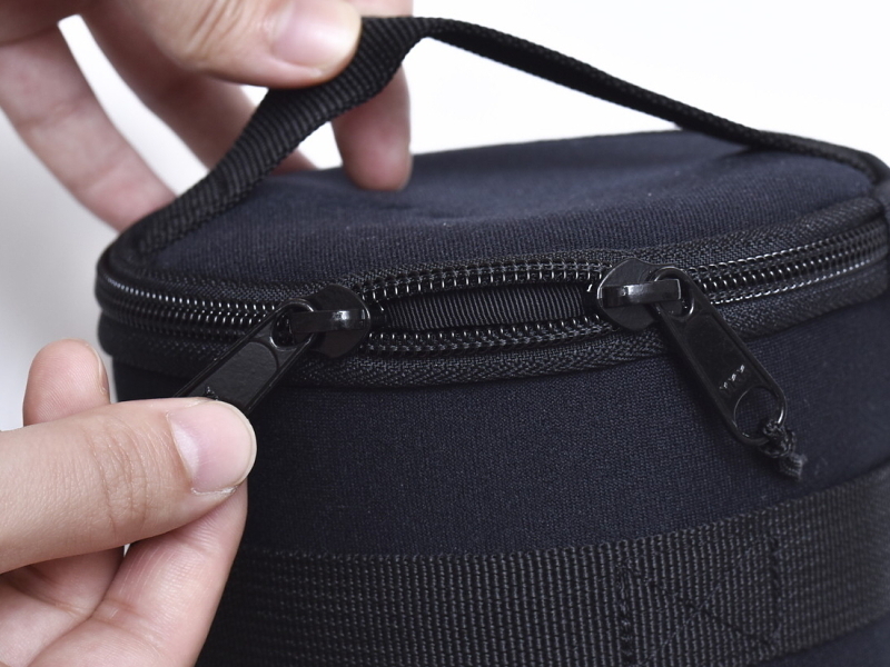開口部のジッパーはダブルジッパーとなっているため、左右どちら側からでも開閉が可能となっている