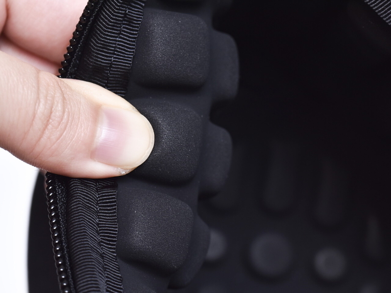 エアーセル内部は空気が入っており、緩衝材の役割を担う。指で強く押しても空気が漏れるような様子は全くない