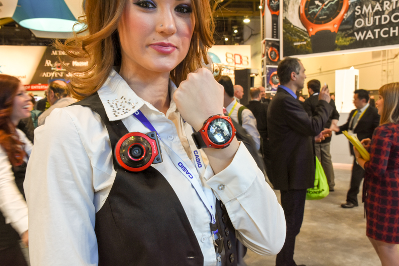 カメラ部をこうして衣服につけっぱなしにしておき、インターバル撮影を腕元で制御・確認する例。もちろん、通常のスマートウォッチとしても使用できる。