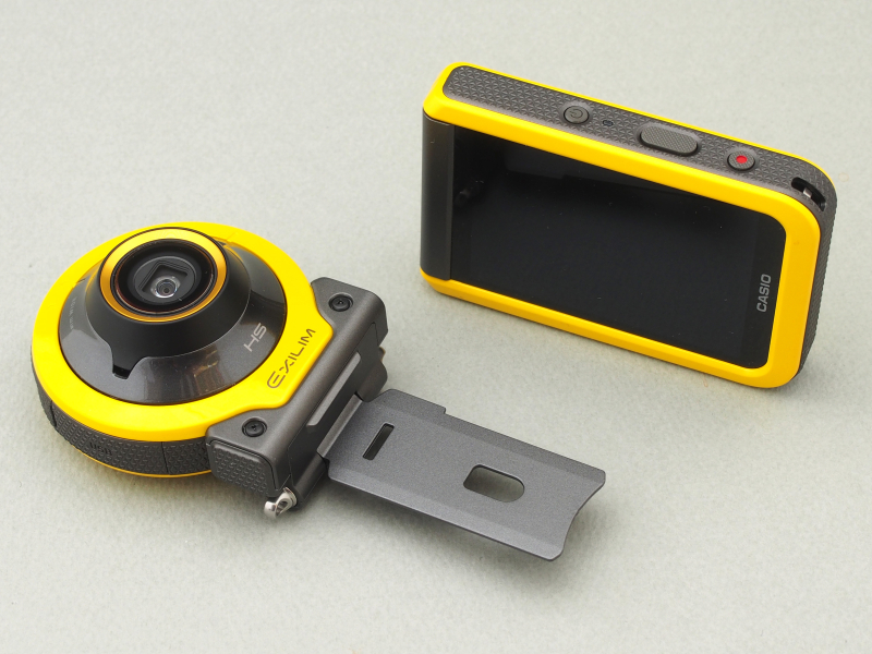 FR100はご覧のように、レンズや撮像素子を備えた「カメラ」と、液晶モニターやシャッターボタンを備えた「コントローラー」に分離・合体可能なデジタルカメラだ。カメラとコントローラーはWi-Fiで接続され、遠隔操作でスチルやムービーの撮影が可能だ。さまざまな用途が考えられるが、まず第一に思い付くのがドローンによる空撮だろう。しかしそれはもうありきたりな手法ので、今回はその「逆」を考えてみた