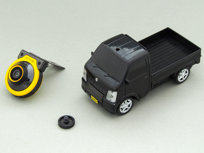 さて改造だが、まず軽トラの屋根にドリルで穴を開ける。ここに三脚止めネジを使って、カメラを固定する