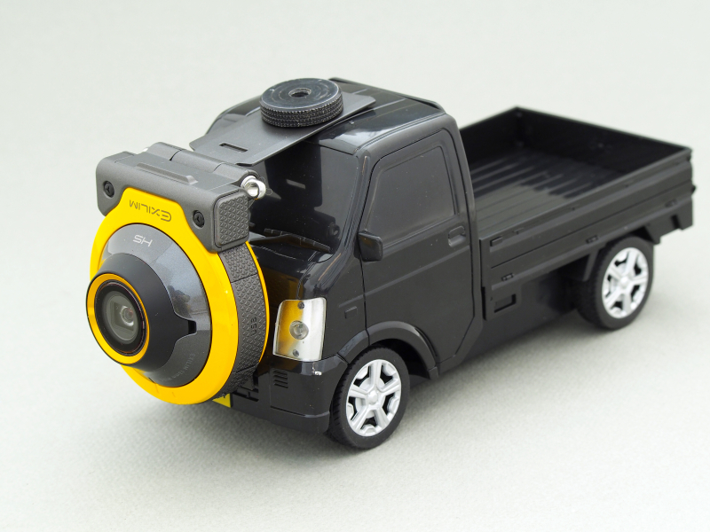 ドリルで開けたネジに三脚止めネジをねじ込んでカメラを固定する。なかなか上手い具合にカメラとラジコンカーが合体できた。走らせてみると安定性もなかなか良い……が! ここで大問題が発生。しばらく快調に走っていたラジコンが急にストップし、ウンともスンとも言わなくなってしまった。電池交換してもダメで、分解して中をチェックしてみたのだが、断線なども特になく原因がわからない。穴を開けたから返品もできないし、どうしよう……