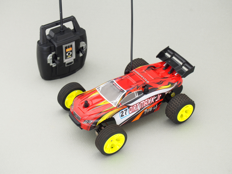 途方に暮れても仕方ないので、気を取り直して近所の量販店に行って、かわりのラジコンを買ってきた。値段は軽トラの倍近くしたが、今度はバギータイプで前後サスペンションも装備した本格派だ。改造方法だが、今度はラジコンが動かなくなった際に返品できるよう、本体に穴を開けたりしない方針で考えてみることにした