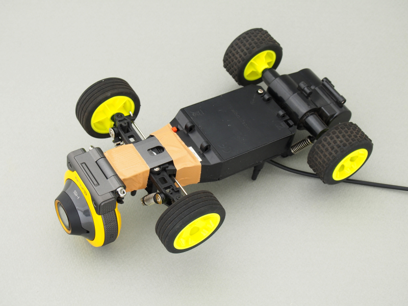 裏から見るとこんな感じだが、細く切ったガムテープを2カ所で巻き付けている