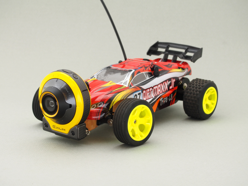 カメラを先端に付けると、ボディーも装着できるようになって一石二鳥だ。カメラの色とラジコンの色がコーディネイトされて、なかなかカッコイイ。これでバギーの運転席とほぼ同じ高さの視点から、動画撮影ができる