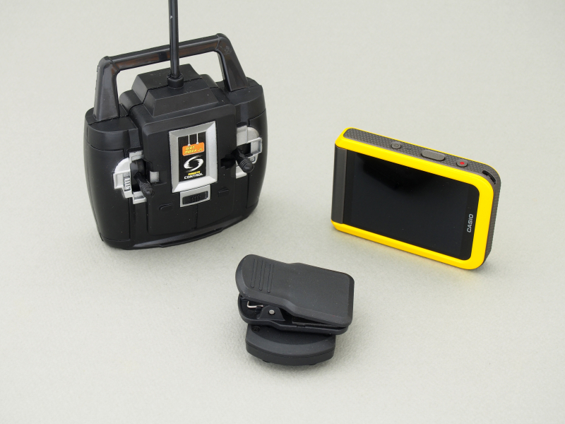 ラジコンのコントローラーにはFR100のコントローラーを装着する。そのためにFR100の純正オプション「EAM-2マルチアングルクリップ」を用意する