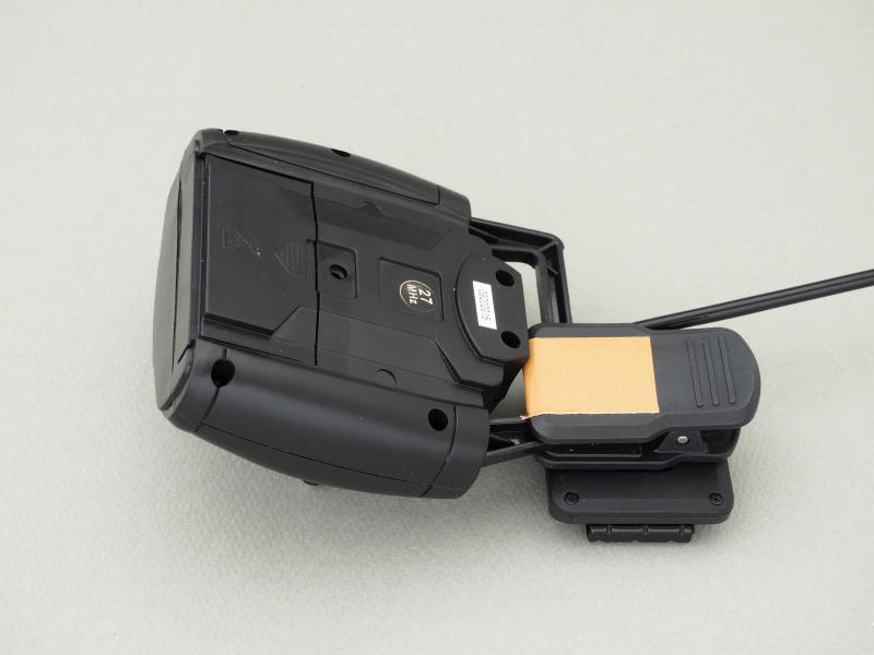 ラジコンのコントローラーの突起部分に、EAM-2のクリップを挟み、外れないようその部分をガムテープで留める