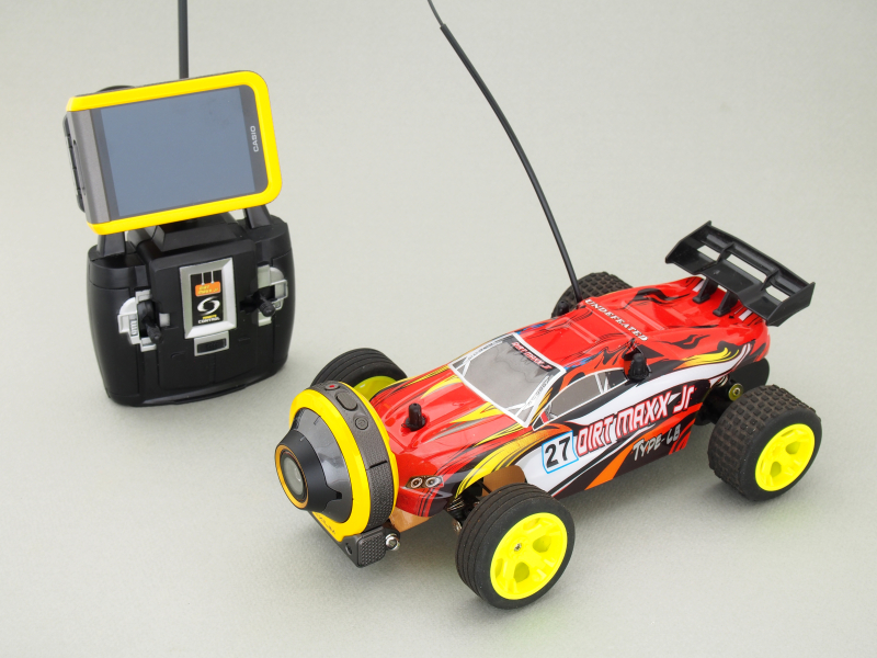 完成した「カメラ付きラジコンカー」のセット。カメラから送信されたライブ画像を見ながら、ラジコンカーをコントロールできる。見た目的にも不自然さがなく、このまま市販されてもおかしくない感じだ（笑）これでどんな動画が撮影できるのか、非常に楽しみだ