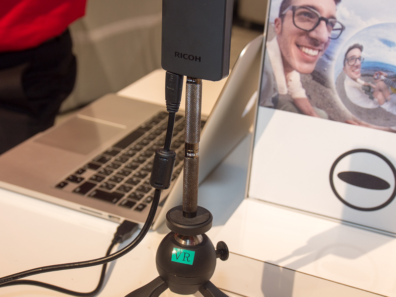 ちょっと気になったのがこの三脚。THETA Sの三脚穴から1本の棒が出ていて、THETA Sを充電しながら固定できるようになっている。THETA Sは構造上、通常の三脚に設置するとUSBケーブルが干渉して同時利用できない欠点があった