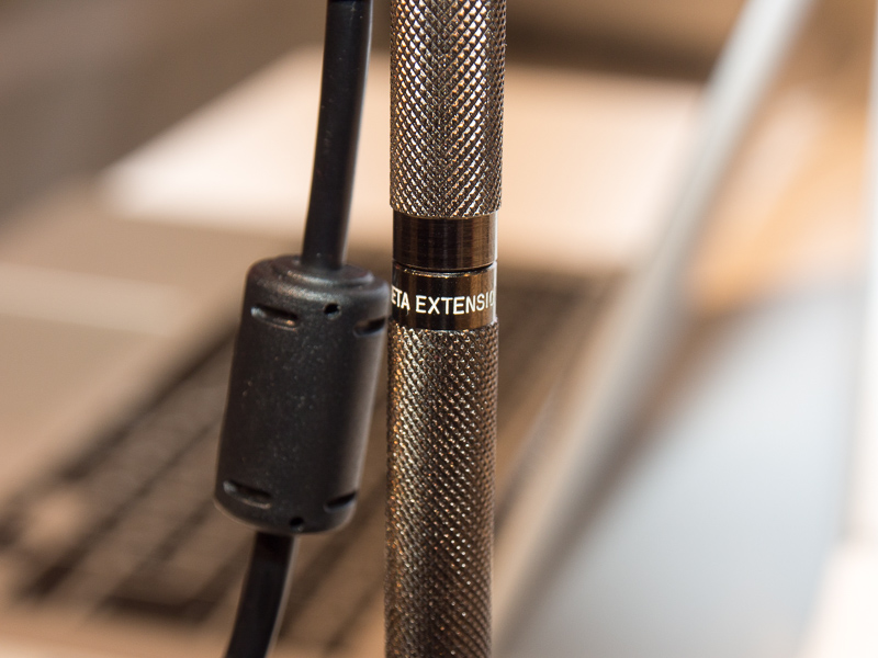 よく見てみると、「THETA EXTENSION」の文字。これは、三脚とTHETAの三脚穴を繋ぐエクステンションの役割をするもので、発売を前提に制作されたものらしい。これは2本を繋げて長くしているが、これが発売されれば、USBで充電しながらの撮影が簡単にできるようになるだろう