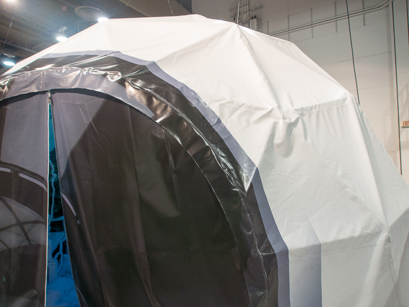 こちらは、リコーのブースとはまた異なるドーム設置企業のものらしい。ブースも近所で内容も似ているデモだが、「偶然」らしい