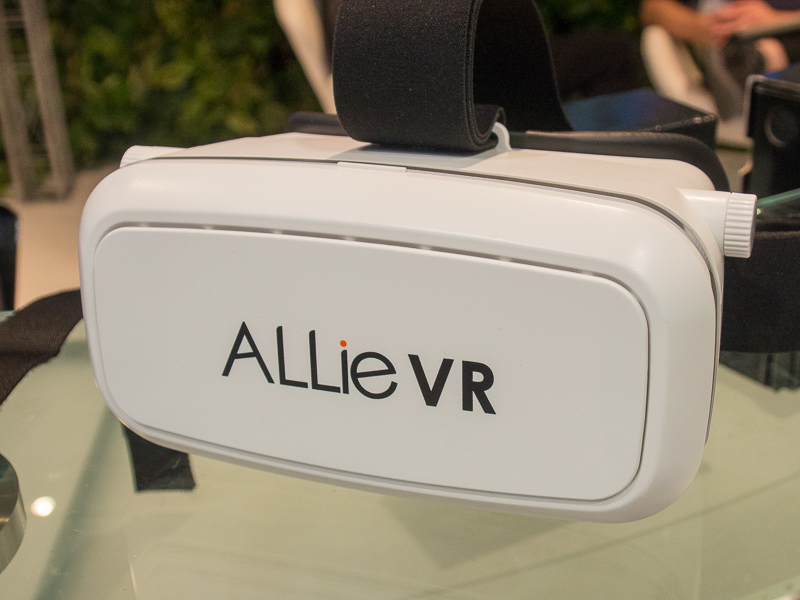 スマートフォンと接続するVR HMD